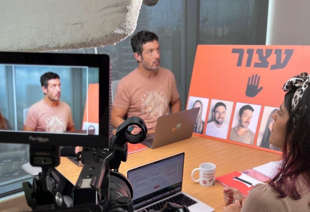 רון שחר בפרסומת חדשה של חברת ההייטק פאפאיה לתוכנית ״המירוץ למליון״